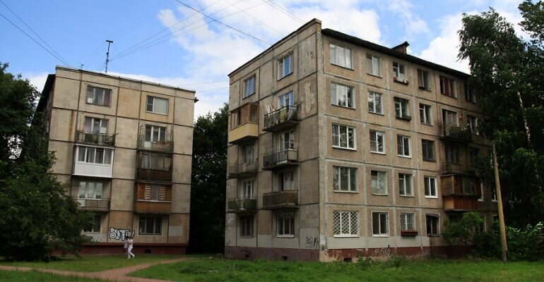 Что такое "Хрущёвка" – известно всем. Многие по аналогии вспомнят и "Сталинки". А какой архитектурой прославился Брежнев? Или Ельцин? Попробую систематизировать, как Родина решала "квартирный вопрос" на протяжении последнего столетья.