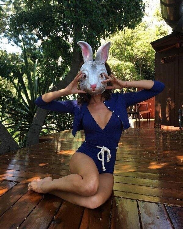14. Виктория Бекхэм в образе пасхального кролика