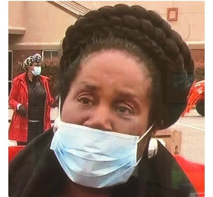 "Эта женщина не умеет носить маску. Бывает? Да, но она - член комиссии Конгресса по противодействию коронавирусу!"
