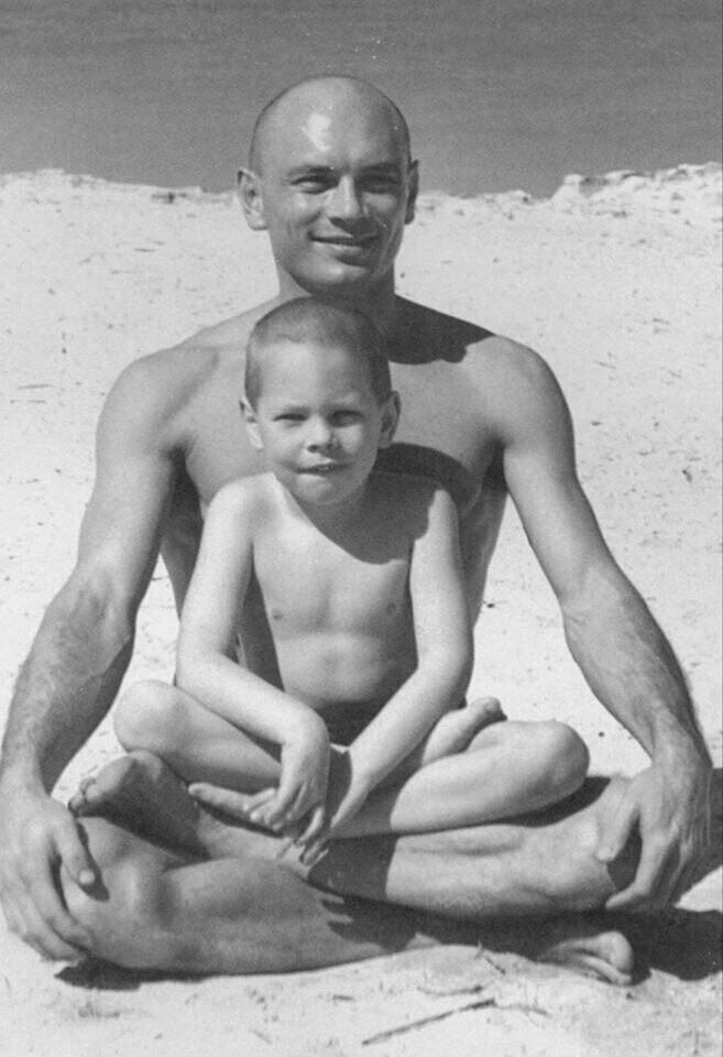Юл Бриннер с сыном.