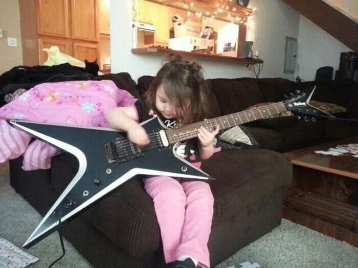 Девушки с гитарами