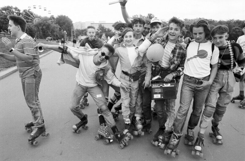 Молодежь на роликовых коньках в парке Горького, Москва, 1990 г.