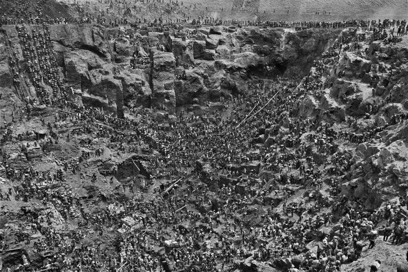 Шахтеры добывают золото из Серра Пелада «Голая гора», крупнейшего в мире золотого рудника. Бразилия, 1986 год.