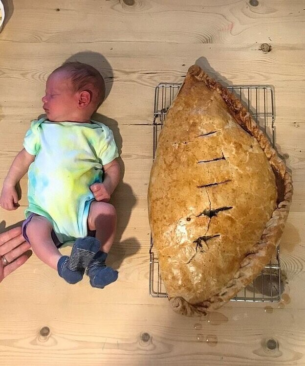 Счастливый папа испек новорожденному сыну пирожок по размеру