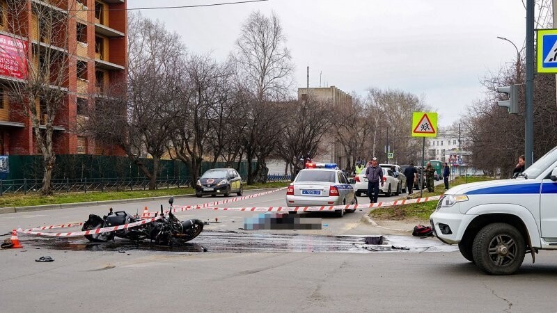 Опытный мотоциклист разбился в Хабаровском крае, проехав на красный свет