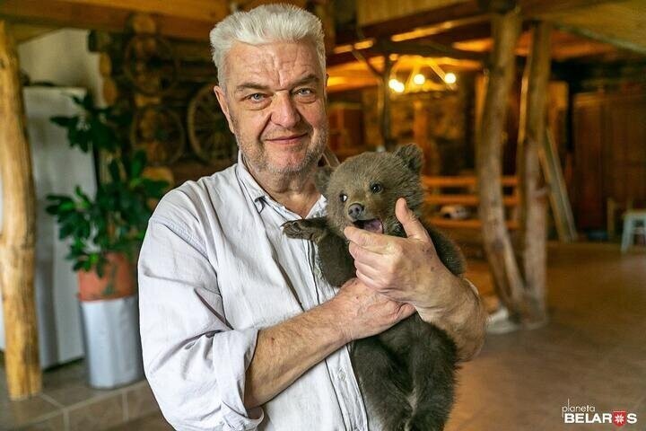 В Борисовском районе на ферме поселился медвежонок, назвали Василисой