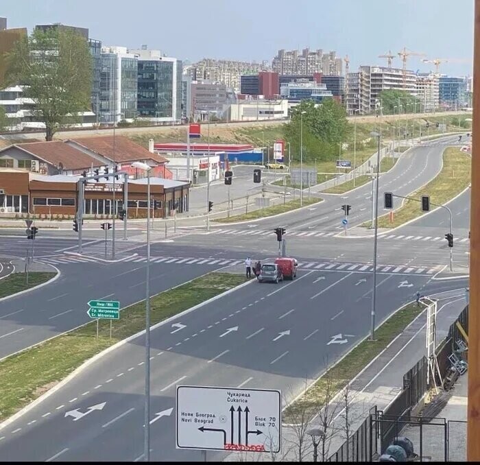 В Белграде два автомобиля не поделили пустую дорогу