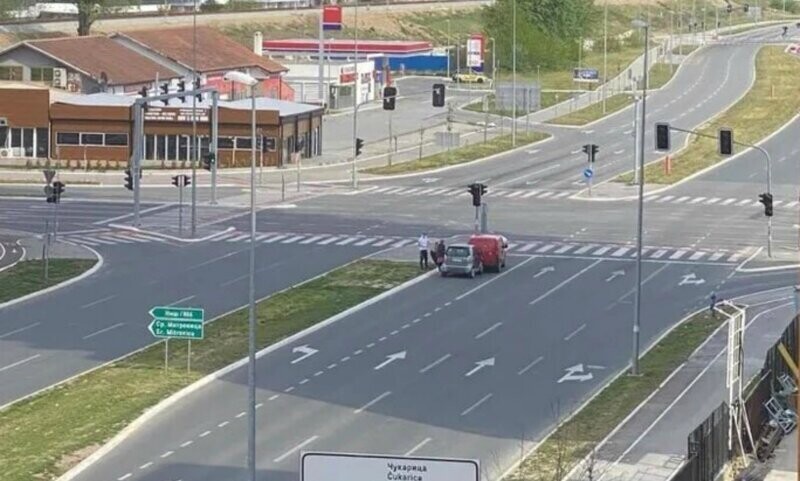 В Белграде два автомобиля не поделили пустую дорогу