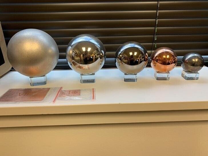 Каждый шар вeсит 1 кг. Слева направо: магний, алюминий, титан, медь и вольфрам
