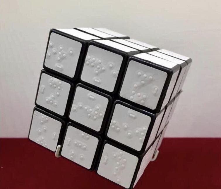 Кубик Рубика со шрифтом Брайля