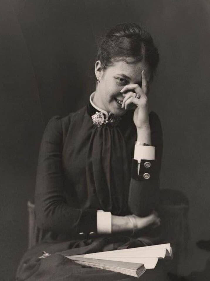Фото застенчивой девушки, 1880