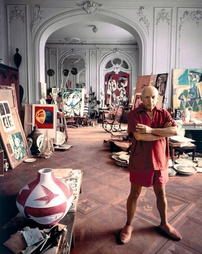 Пабло Пикассо в своей студии