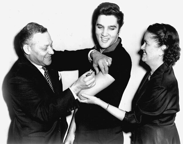 Как это было: Элвис Пресли получает вакцину от полиомиелита в прямом эфире