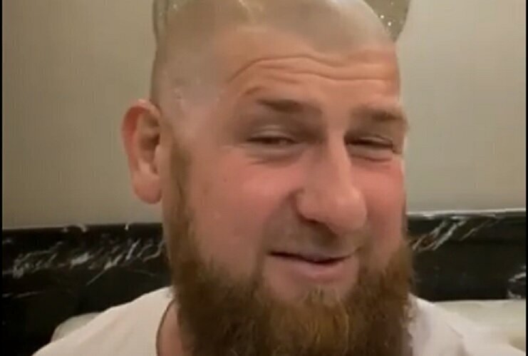 Кадыров демонстративно побрил голову в ответ на просьбы открыть парикмахерские