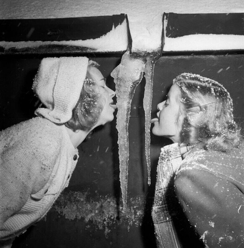 Две девушки облизывают сосульки. Швеция, 1950 год