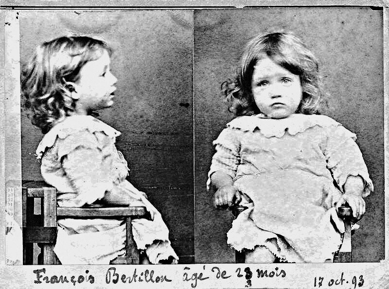 Полицейский снимок двухлетнего Франсуа Бертильона, самого юного злоумышленника, который был задержан по обвинению в чревоугодии, а именно за то, что надкусил все груши из корзины, 1893 год.