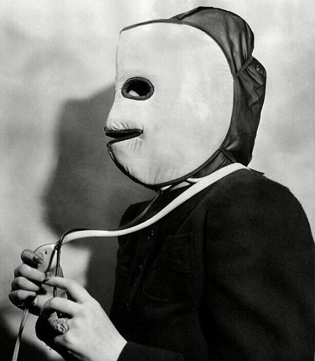 Девушка в маске для разогрева кожи лица, 1940 год, США