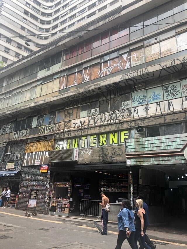 Сан-Паулу, Бразилия. Нет, это здание не заброшено.