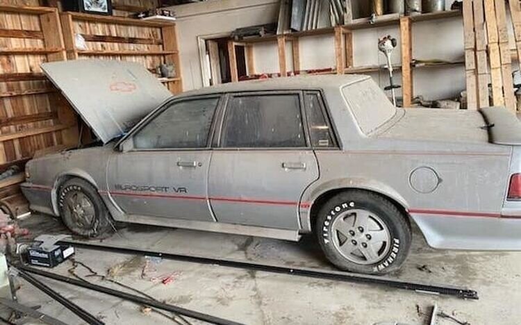 Редкий Chevy Celebrity Eurosport VR модель 1988 года, который припарковали в гараже 28 лет назад