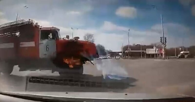 Авария дня. Пожарный автомобиль на красный свет