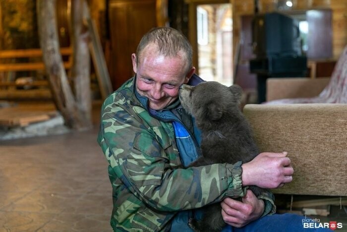 Беларусский фермер спас маленького медвежонка