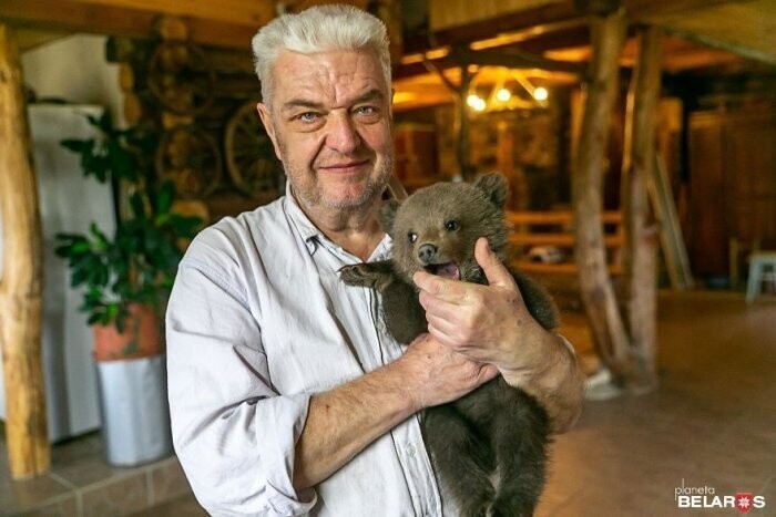 Беларусский фермер спас маленького медвежонка