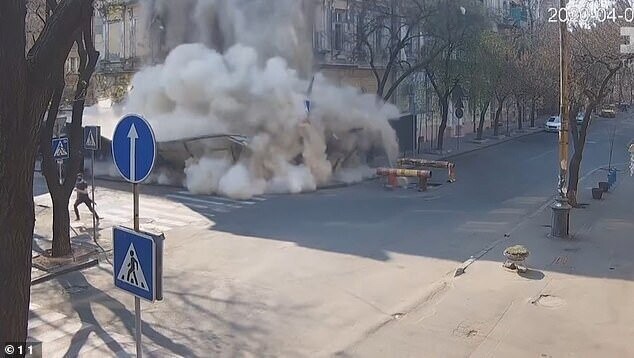 Видео: обрушение исторического здания в центре Одессы