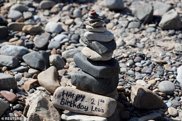 Некоторые из каирнов на пляже содержат особенные послания - например, поздравление с днем рождения