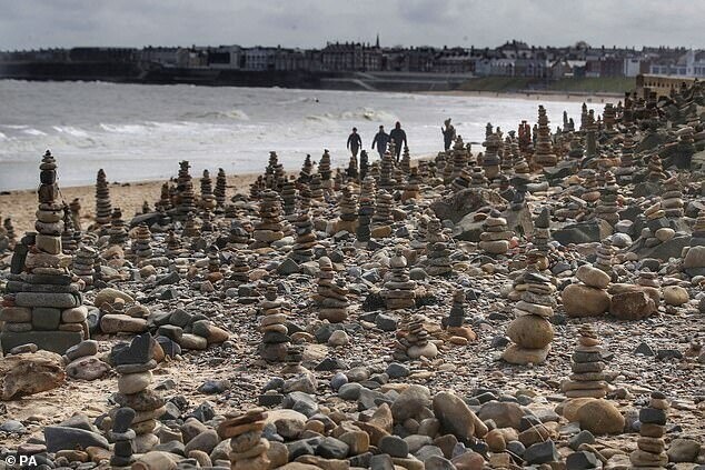 На британском пляже вырос целый город из каменных пирамид