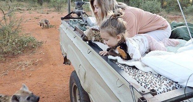 Двухлетняя девочка подружилась с семейством диких гиен