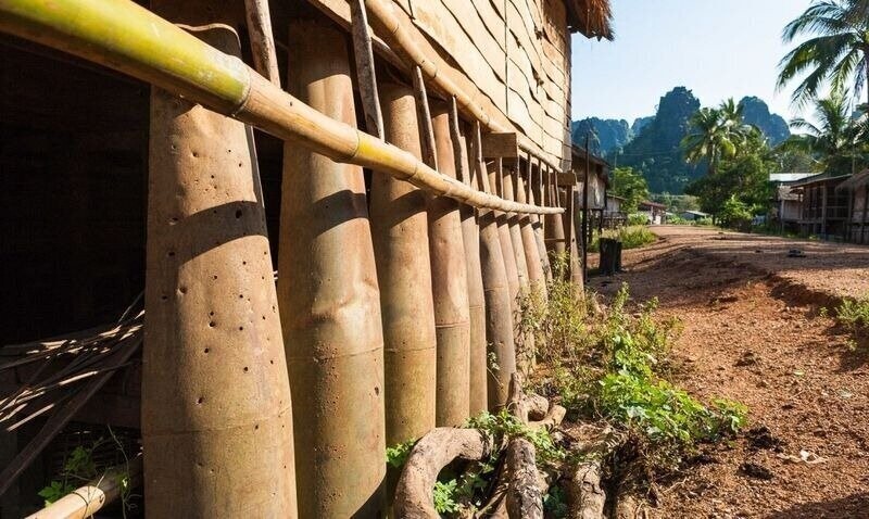 Оболочки снарядов используются как сваи для защиты домов от наводнения.