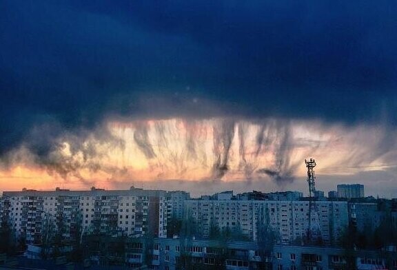 Жителей Саратова встревожили странные облака, зависшие над городом