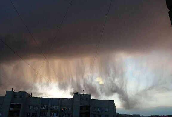 Жителей Саратова встревожили странные облака, зависшие над городом
