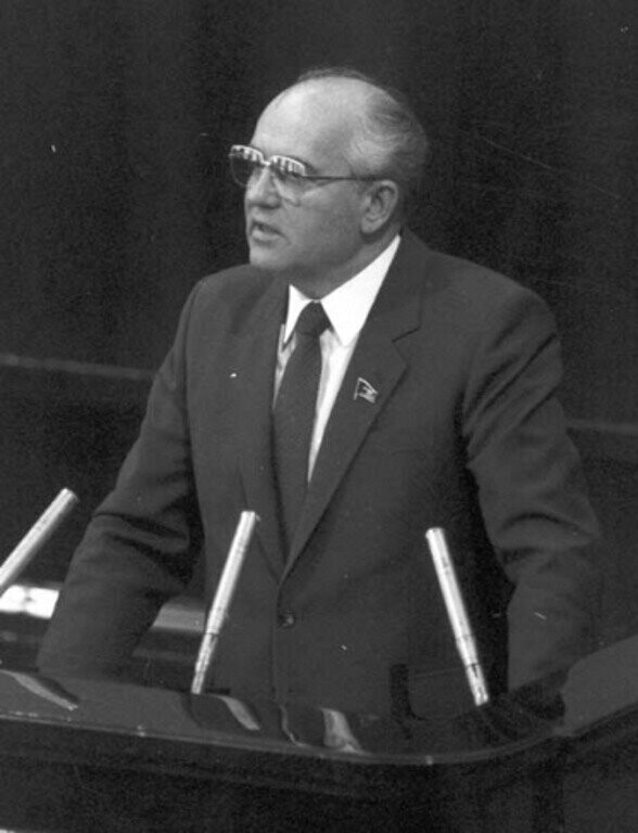 М.С. Горбачев выступает на Пленуме ЦК КПСС