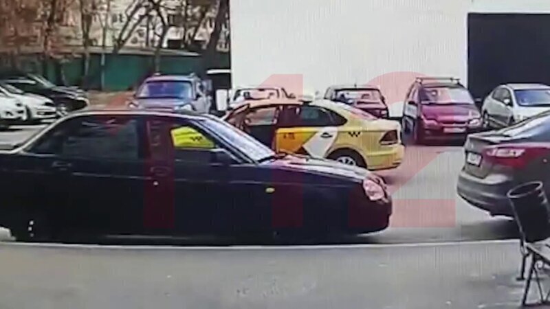 Таксист избил и вышвырнул из машины девушку в Москве 
