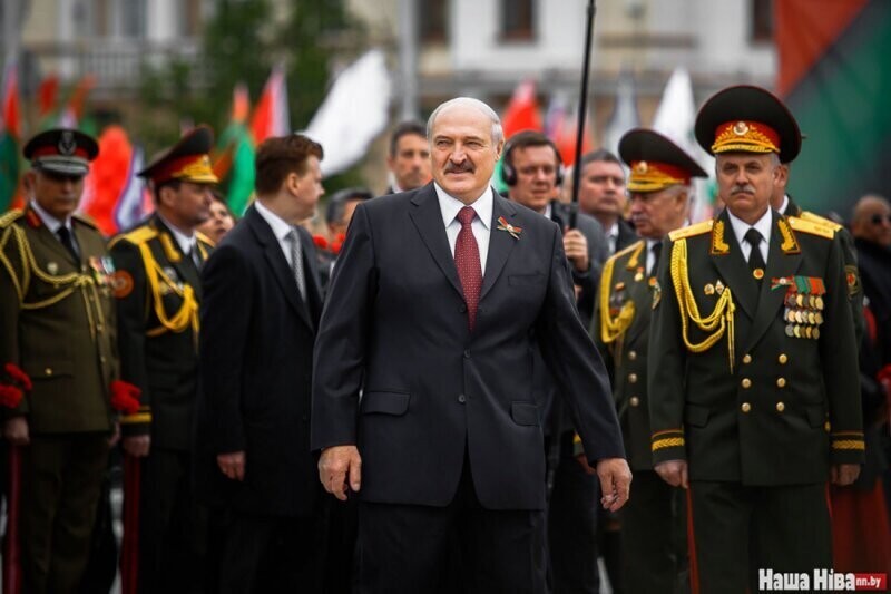 Эпатаж и безрассудство: почему Лукашенко не стал отменять Парад Победы