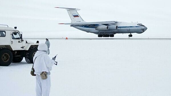 Российские десантники первыми в мире прыгнули в Арктике с высоты 10 км