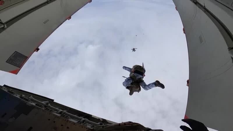 Российские десантники первыми в мире прыгнули с высоты 10 000 метров в Арктике
