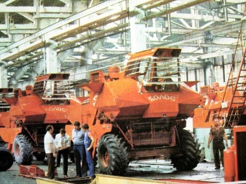 Сборка зерноуборочных комбайнов СК-6 "Колос" на Таганрогском комбайновом заводе; ~ 1974-1976-й гг.