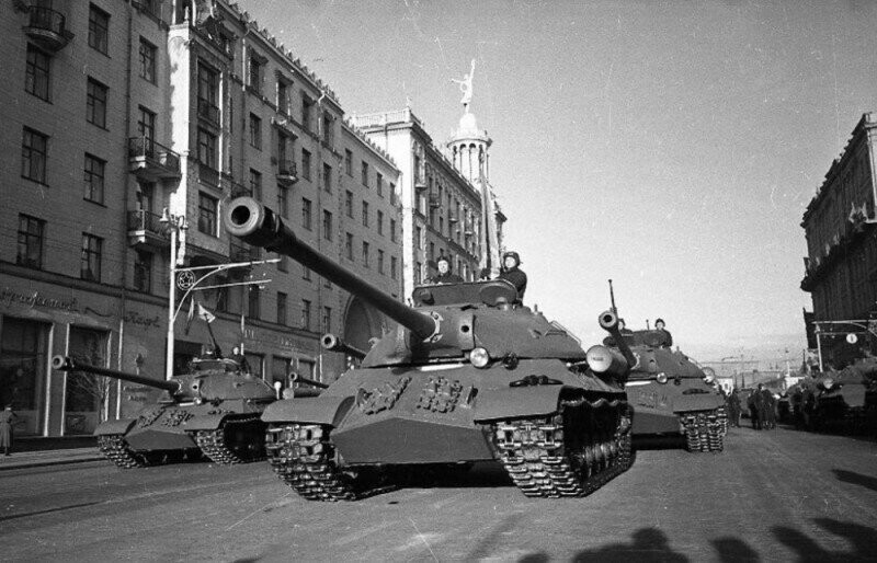 Тяжелые танки ИС-3 в ходе первомайской демонстрации в Москве, 1949