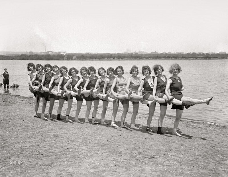 "Солнечные девочки, танцующие на пляже". 18 июля 1923 года. Вашингтон, США.