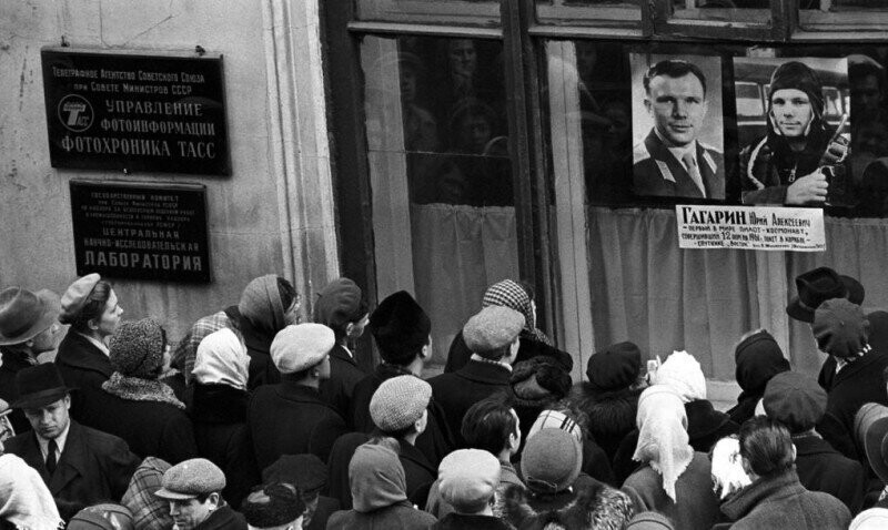 Люди читают новости о космическом полете Юрия Гагарина в окне информационного агентства ТАСС. Москва, 1961.