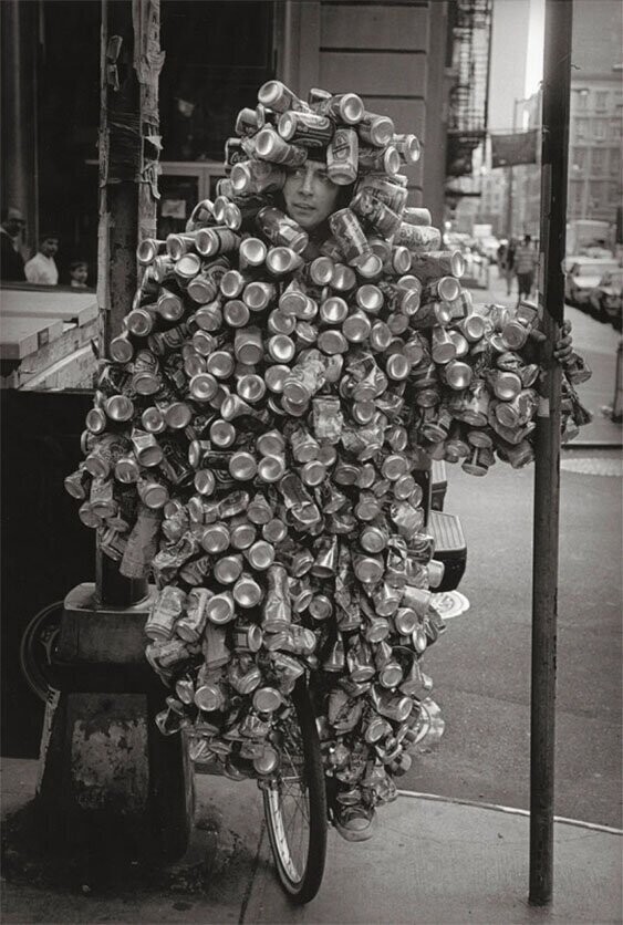 Сборщик металлических банок для их последующей переработки, 1970–е годы, Нью–Йорк