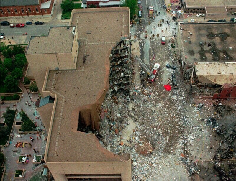 Последствия взрыва в центре Оклахома–Сити, 19 апреля 1995 года, США
