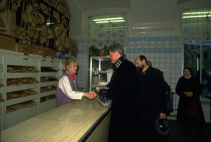 42–й президент США Билл Клинтон в хлебном отделе продуктового магазина, 1994 год, Москва