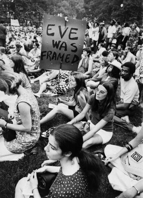 Феминистки с плакатом «Еву подставили», 1970 год, Нью–Йорк, США