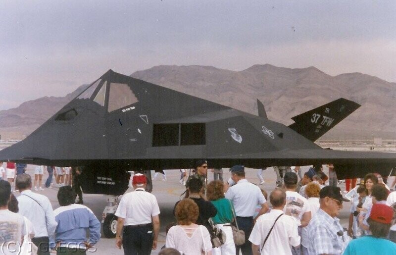 21 апреля 1990 г. состоялась первая публичная презентация, ранее засекреченного самолета F-117 «Ночной ястреб», в Лас Вегасе, США.