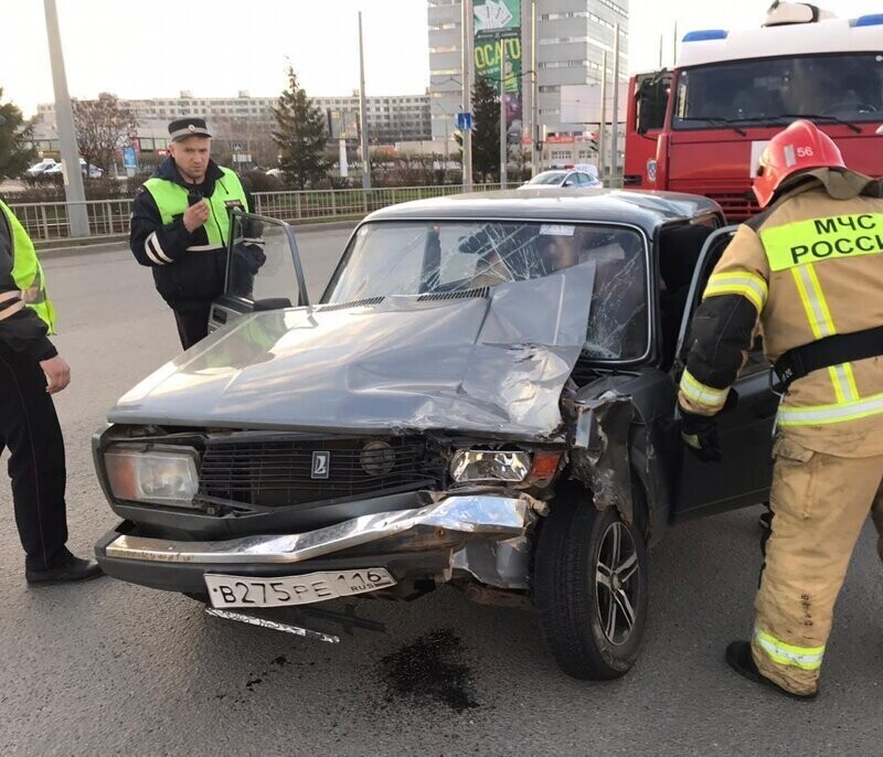 Столкнулись два ВАЗа, водителя одного из них пришлось извлекать из машины