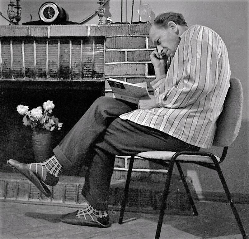 Актёр Московского театра "Современник" Евгений Евстигнеев в часы отдыха. 1964 год.