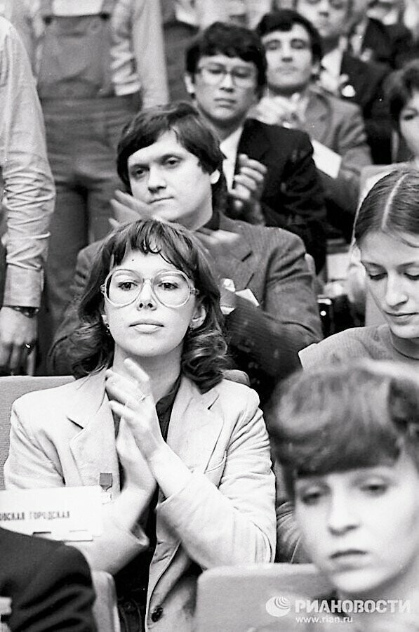 Актриса, комсомолка, активистка Евгения Симонова, делегат XIX съезда ВЛКСМ. 1982 год.